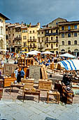 Arezzo - La fiera dell'antiquariato in piazza Grande la prima domenica del mese. 